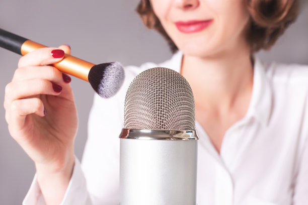 不认识的女孩和麦克风。播客，自发性知觉经络反应，直播，视频记录的概念。图片下载