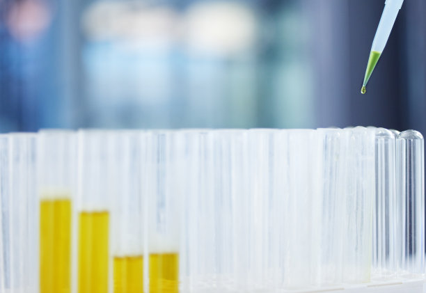 一束液体被倒进实验室的管子里图片下载