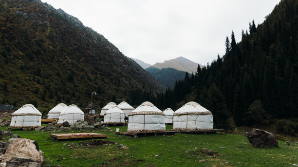 在森林中徒步穿过吉尔吉斯斯坦传统的蒙古包营地图片下载