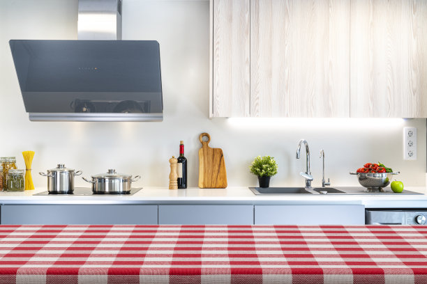 空厨房桌子与格子桌布图片下载