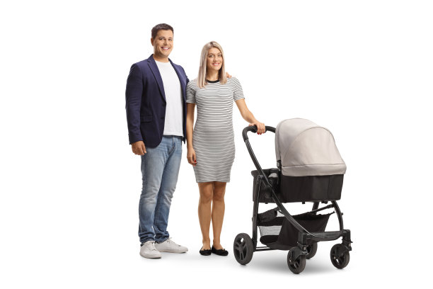 一个年轻的休闲夫妇带着婴儿车看着相机的全长镜头图片下载