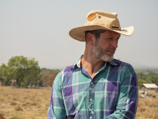 牛仔骑着他的马在一个非常干燥的牧场上图片下载