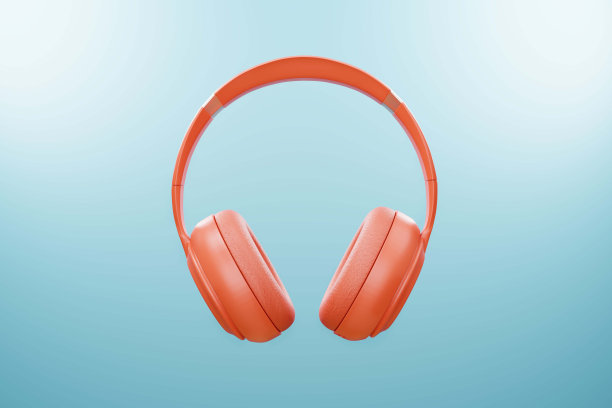 耳机，听音乐在清新的蓝色背景下放轻松。在暑假期间。图片下载