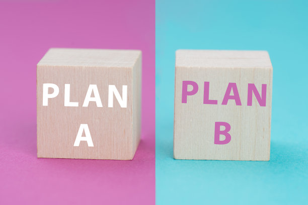 方案A和B站在木制立方体上，粉色和蓝色背景，各种可能性的选择图片下载