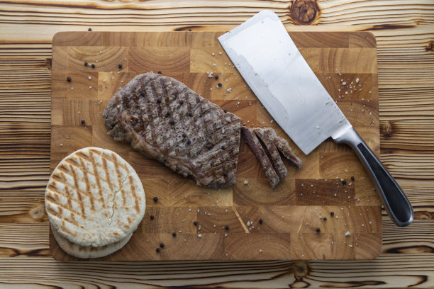 木制砧板上的牛排图片下载