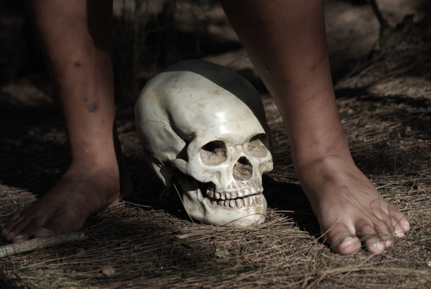 孩子的脚和人类的头骨图片下载