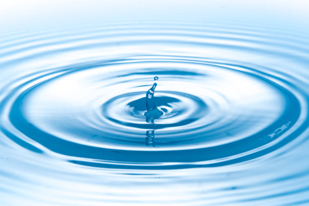 一滴水带着涟漪图片下载