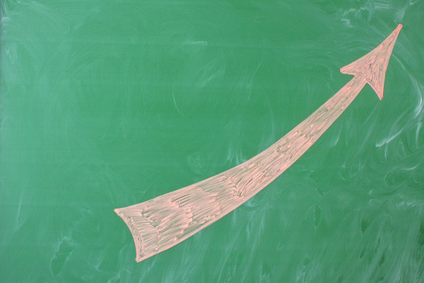 在绿色的黑板上用粉笔画出粉红色向上的箭头图片下载