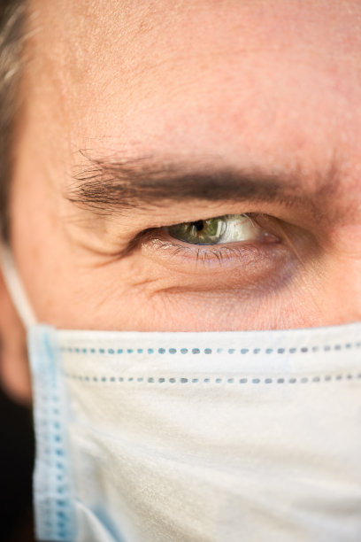 戴上口罩，戴口罩的男性特写，covid-19，封锁，大流行图片下载