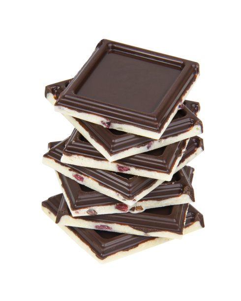巧克力块在白色背景上孤立地矗立着图片下载