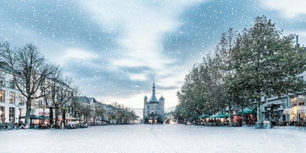 荷兰德凡特古城中心的中央历史广场上的冬季降雪图片下载