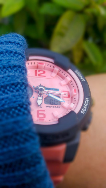 女孩手表与树叶背景图片下载