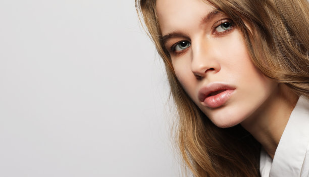 美丽的金发女孩在白色的背景图片下载