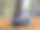 一个女学生正坐在一棵树旁阅读卡罗尔·德韦克的书《灵活的意识》。图片下载