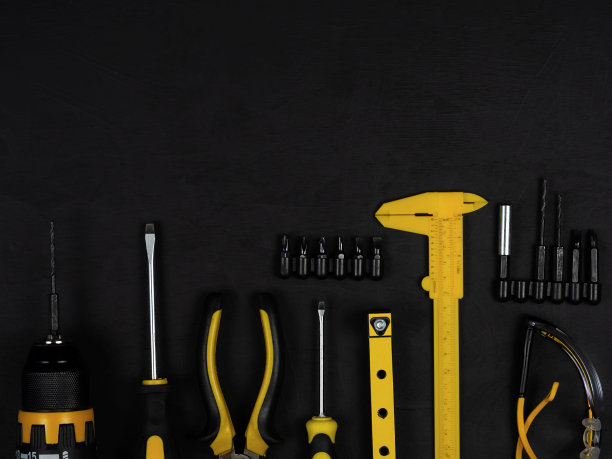 无绳钻-带钻的螺丝刀。构造工具集。黑色背景。产品维修。专业维修设备。图片下载