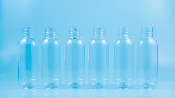 蓝色背景上的一套塑料水瓶图片下载