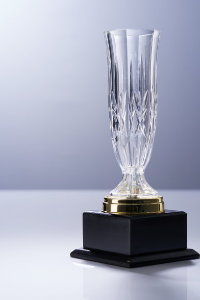 灰色背景下的水晶奖杯图片下载