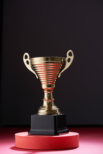 关闭奖杯在黑色背景图片下载
