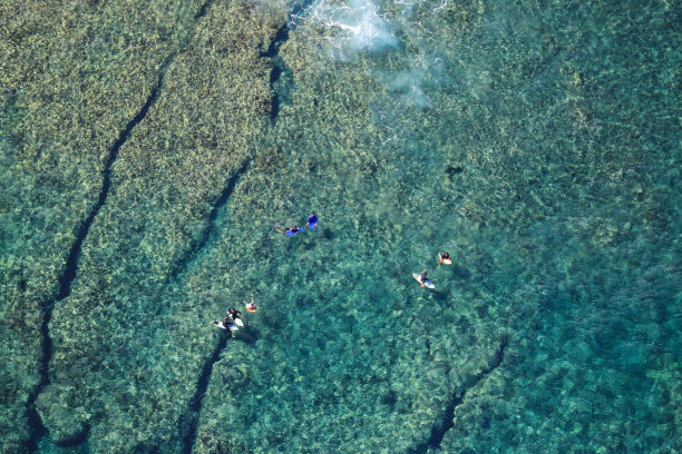 西留尼汪岛清澈的蓝色泻湖水域和白色的沙滩图片下载