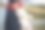 秋天公园里的生活方式照片，一个美丽快乐的女人抱着她可爱的小狗图片下载