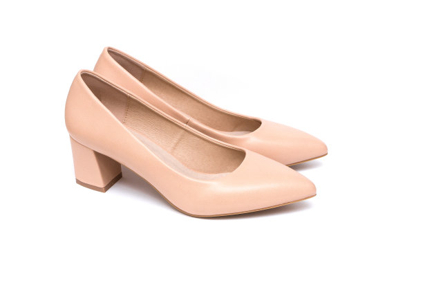 米色时尚鞋与低厚的高跟鞋孤立在白色背景。图片下载