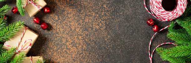 圣诞节或新年的背景与冷杉枝，红色和白色的丝带和礼品盒在环保工艺包装。前视图。Copyspace。横幅图片下载