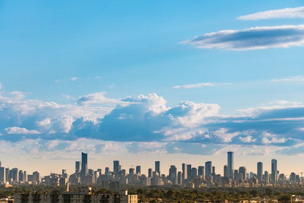 加拿大多伦多风景优美的城市天际线和多云晴朗的夏日。气候变化的概念。戏剧性的cloudscape。清理鸟类、虫子和灰尘图片下载