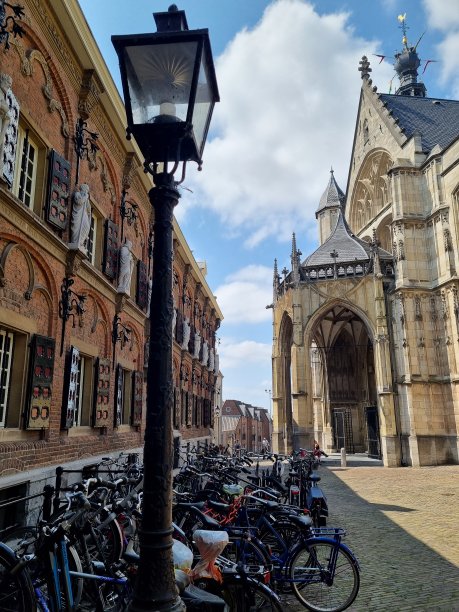 荷兰奈梅亨，一个典型的荷兰学生城市，教堂前的自行车和灯笼图片下载