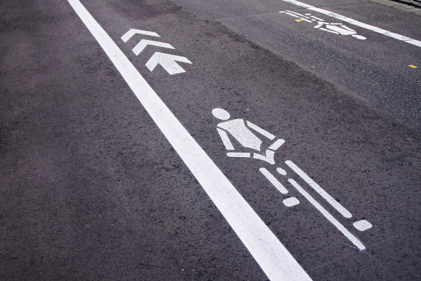 日本东京街道上的自行车标志图片下载