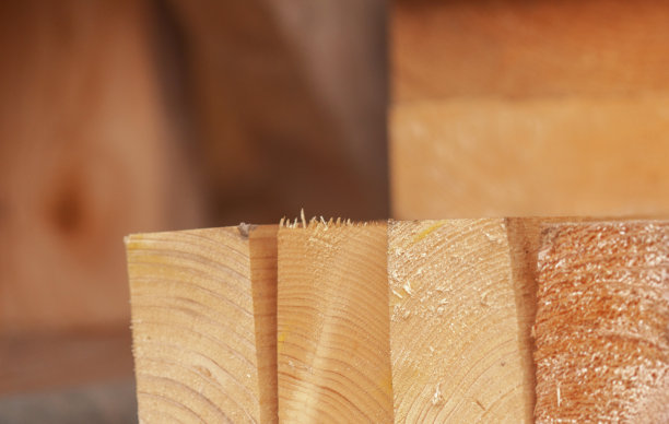 近距离拍摄的木材，堆叠。专注于谷物和锯末图片下载