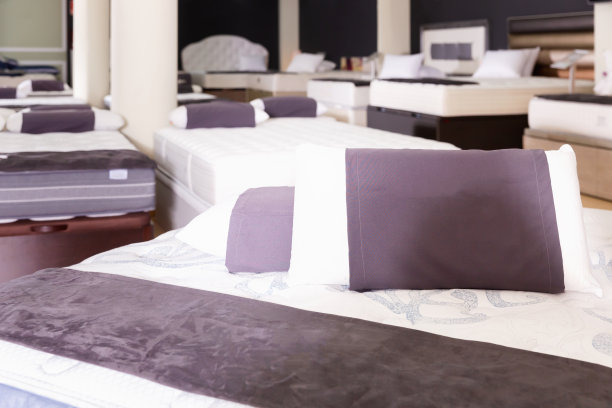 家具陈列室内部-新的床垫和床图片下载