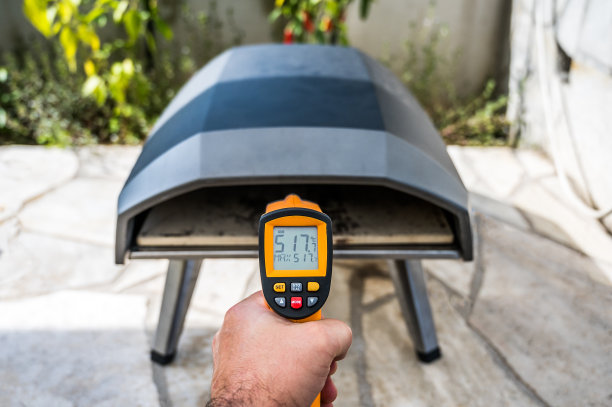 用便携式高温披萨烤箱自制披萨。图片下载