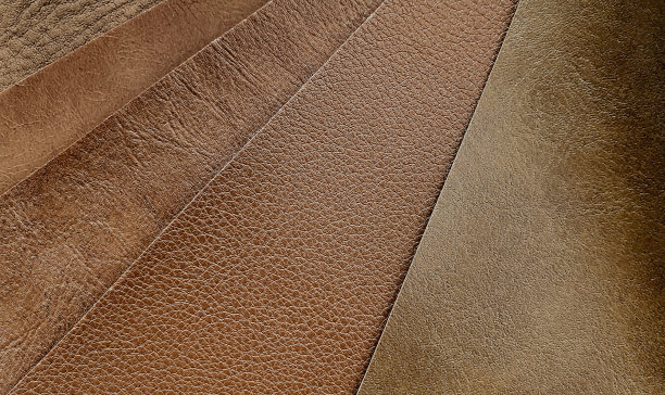 室内装饰用皮革样品。室内装饰织物目录选择质朴的棕色色调(集中在图像中心)。聚氨酯人造皮革用于复古的室内气氛。图片下载