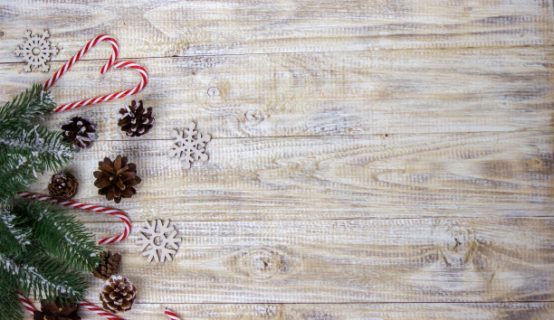 概念，圣诞木制背景上的新年玩具礼物。图片下载