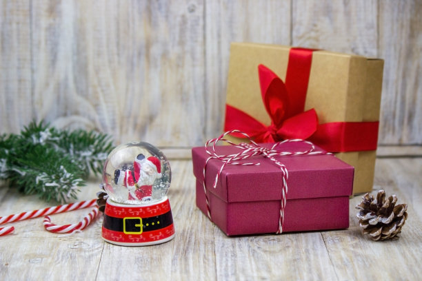 概念，圣诞木制背景上的新年玩具礼物。图片下载