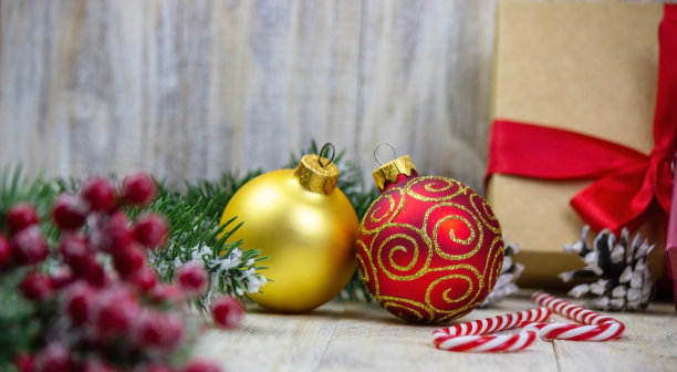 概念，圣诞木制背景上的新年玩具礼物。图片下载