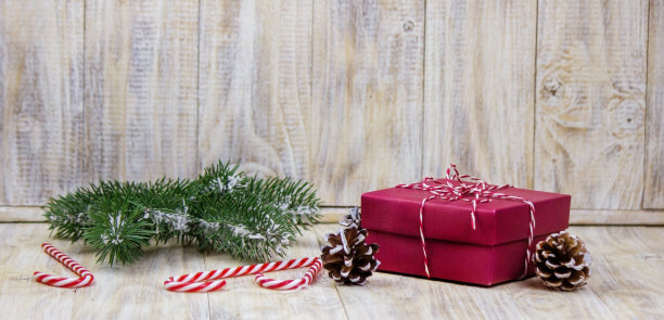 概念，圣诞木制背景上的新年玩具礼物。图片下载