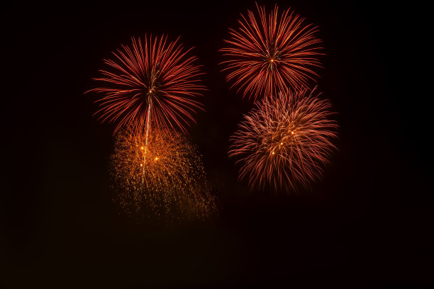 烟花的颜色在夜空，烟花股票图像在黑色背景图片下载
