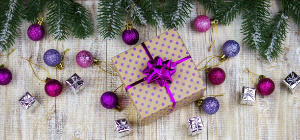 木制背景上装着新年玩具的圣诞盒子。图片下载