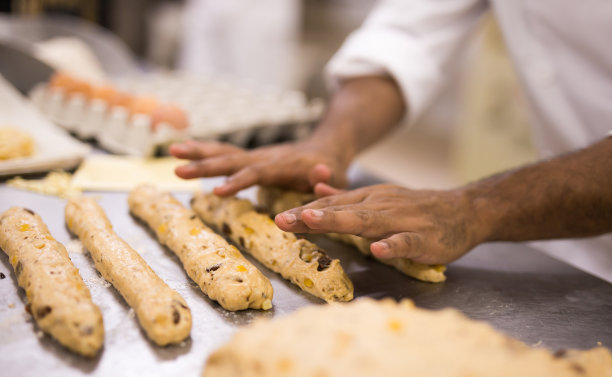 用面团做甜面包的特写镜头图片下载