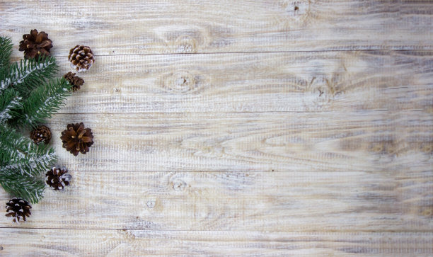 木制背景上装着新年玩具的圣诞盒子。图片下载