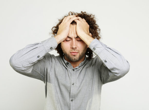 靠近沮丧的年轻人与手在白色的背景图片下载