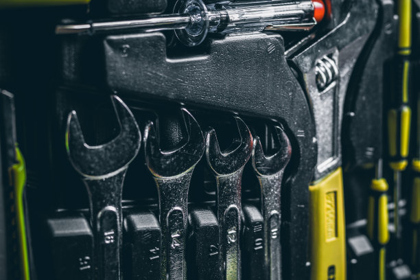 打开装有许多工具的工具箱。图片下载