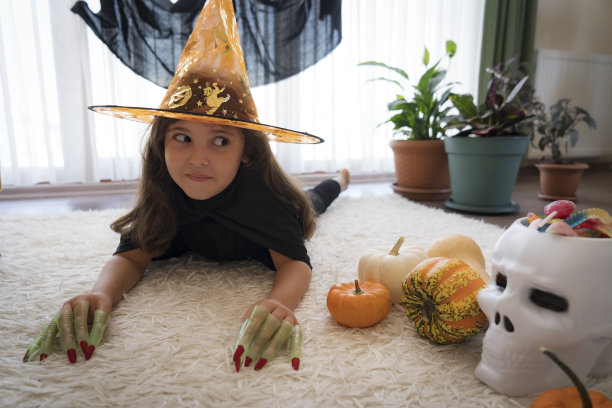 穿着万圣节服装的小女孩图片下载