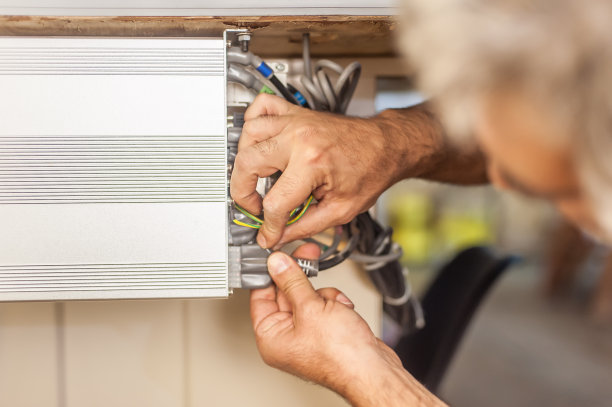 近距离观察电工与电线的工作图片下载