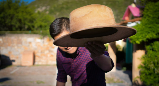 一个戴着帽子的白人图片下载