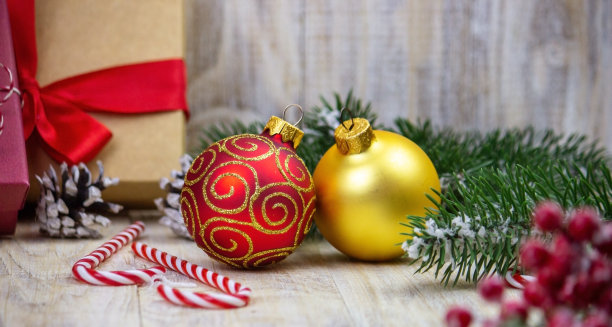 概念，圣诞木制背景上的新年玩具礼物。图片下载