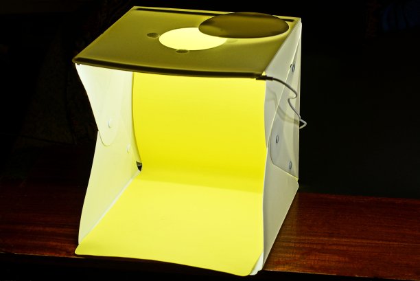 一个白色方形塑料盒，带有产品摄影照明图片下载