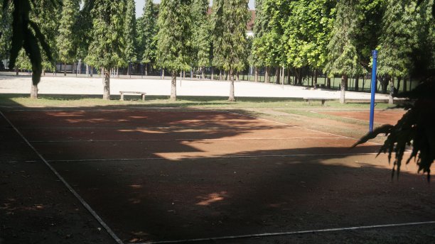 由于新冠肺炎疫情的影响，校园内空荡荡的运动场没有任何活动图片下载