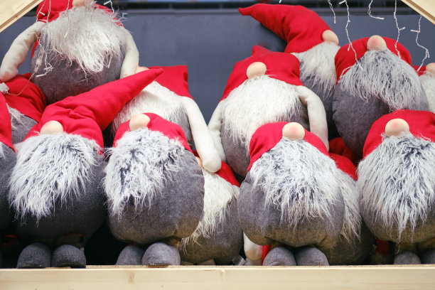 在商店的货架上作为新年礼物的圣诞小精灵图片下载